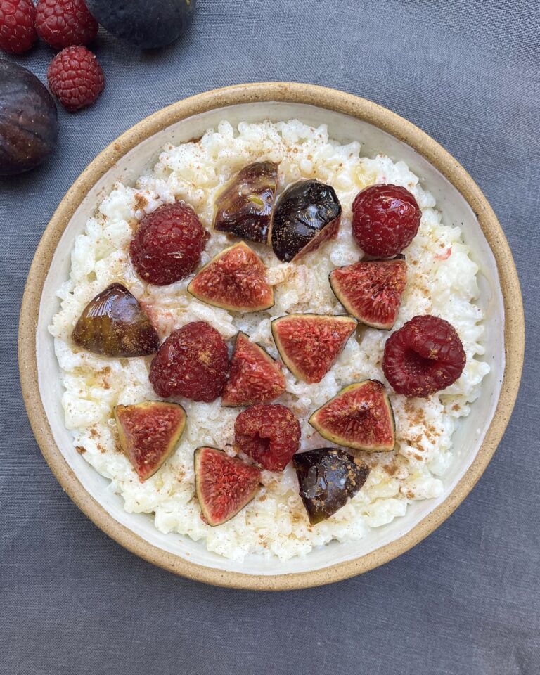 Creamy rice porridge with raspberries, figs and warm spice