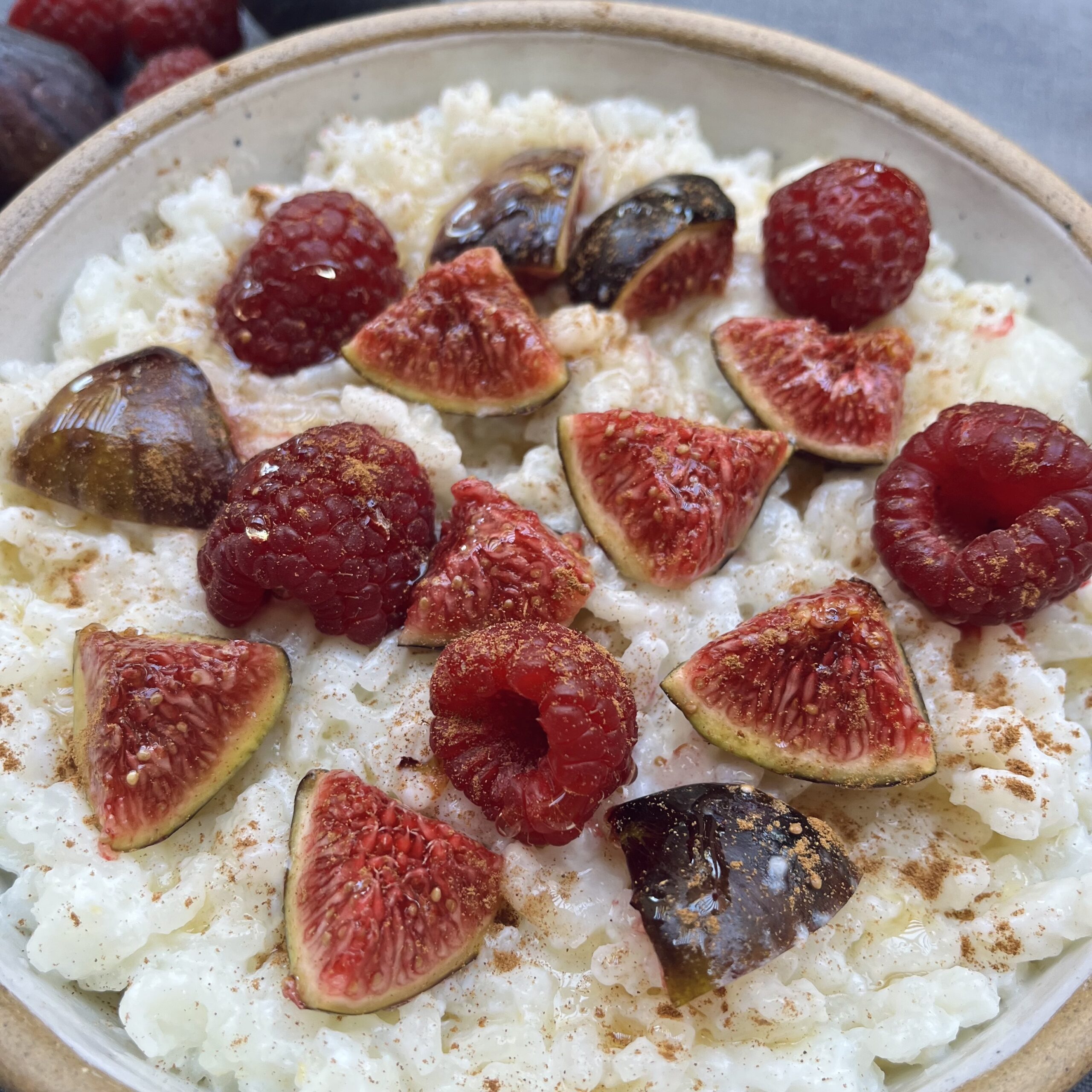 Creamy rice porridge with raspberries, figs and warm spice